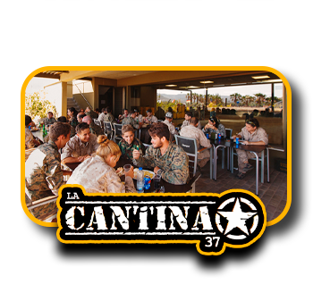 botones cantina en parque temático Gran Canaria Hangar37