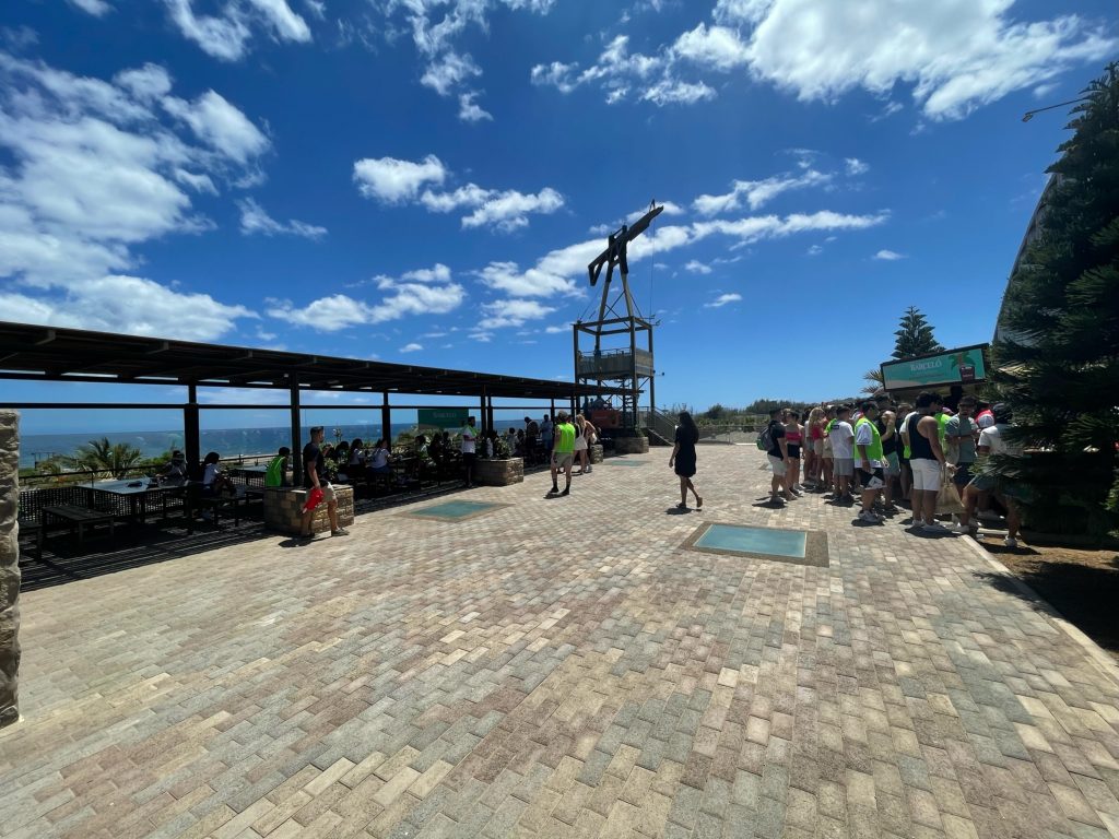organizar un evento de empresa que realmente une al equipo terraza barcelo en parque temático Gran Canaria Hangar37
