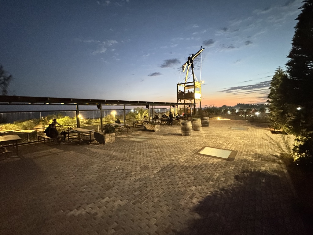 organizar un evento de empresa que realmente une al equipo terraza espacio en parque temático Gran Canaria Hangar37